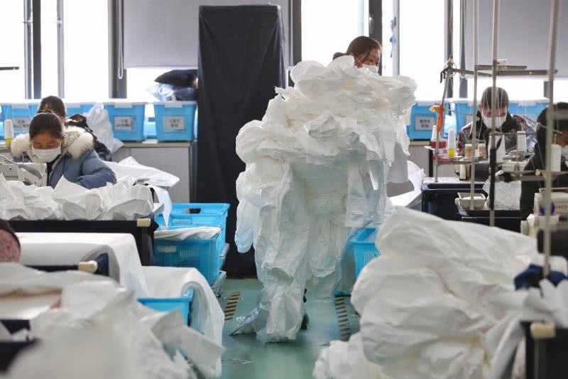 誠格醫(yī)用防護服產(chǎn)能正在逐步上升，短期目標(biāo)是每天生產(chǎn)9000件