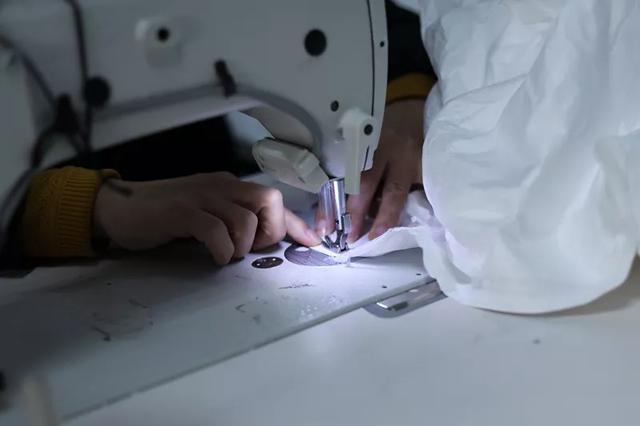防護(hù)服緊缺？這家僅用了5天時(shí)間轉(zhuǎn)產(chǎn)防護(hù)服，日產(chǎn)量已達(dá)9000件