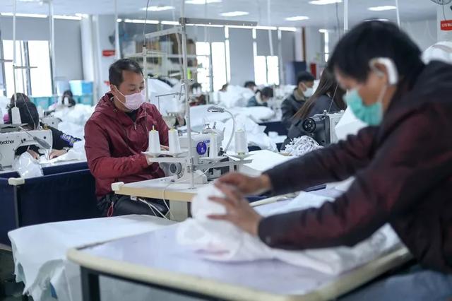防護(hù)服緊缺？這家僅用了5天時(shí)間轉(zhuǎn)產(chǎn)防護(hù)服，日產(chǎn)量已達(dá)9000件