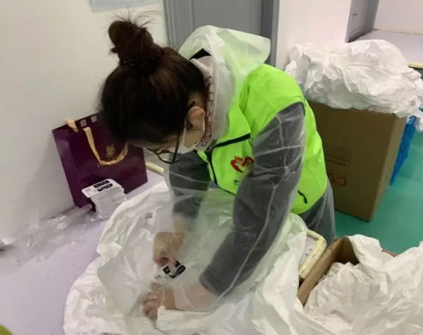 攜手戰(zhàn)&ldquo;疫&rdquo;，逆風(fēng)而上，上海志愿者助力抗疫防護(hù)服生產(chǎn)