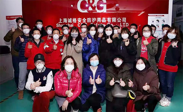 攜手戰(zhàn)&ldquo;疫&rdquo;，逆風(fēng)而上，上海志愿者助力抗疫防護(hù)服生產(chǎn)
